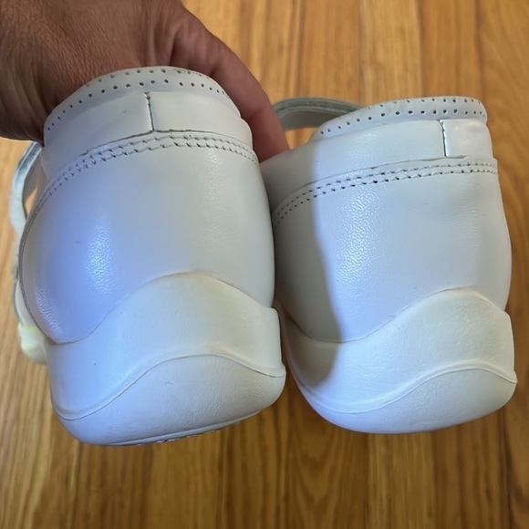 CROCS white Mary Jane style leather like upper Velcro strap size 7 - Picture 6 of 7